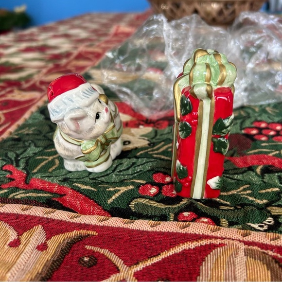 Fitz & Floyd Kitty Kringle Salt and Pepper Shaker Set - Picture 8 of 9
